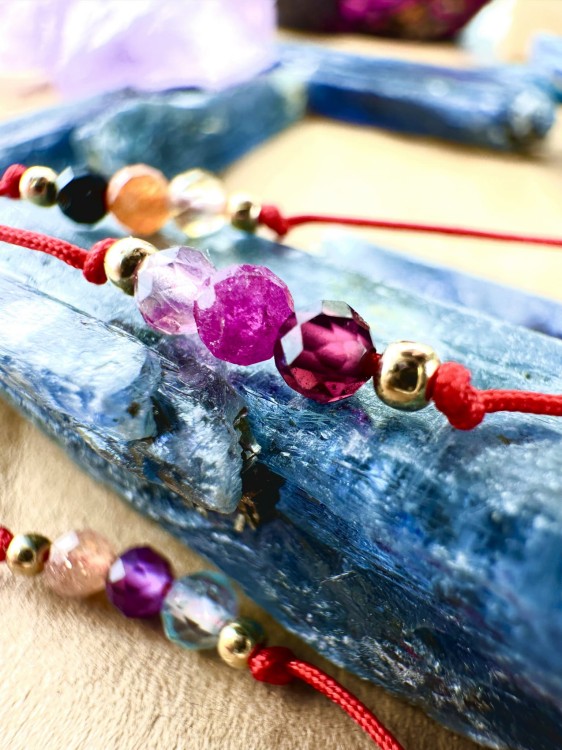 Bransoletka czerwony sznurek z intencjami