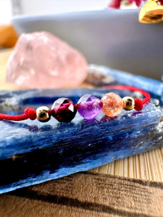 Bransoletka dawać mi to czerwony sznurek z kamieniami