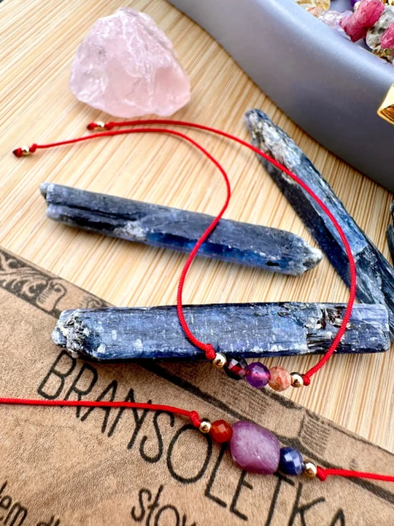 Bransoletka dawać mi to czerwony sznurek z kamieniami