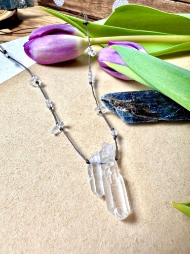 Naszyjnik amulet kryształ górski